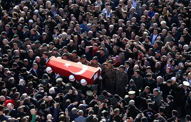Şehit Uzman Çavuş Tuncer son yolculuğuna uğurlandı Şehit Uzman Çavuş Tuncer son yolculuğuna uğurlandı