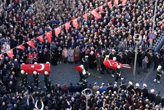 Şehit Uzman Çavuş Tuncer son yolculuğuna uğurlandı Şehit Uzman Çavuş Tuncer son yolculuğuna uğurlandı