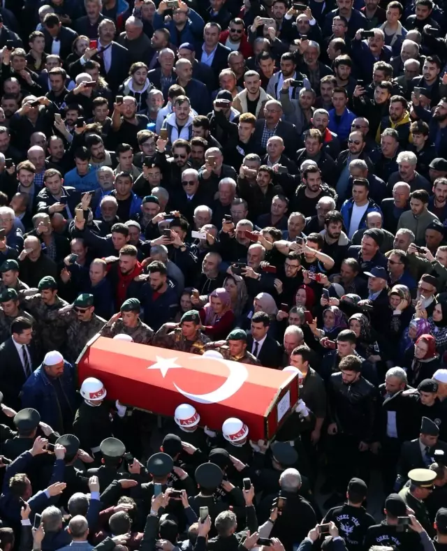 Şehit Uzman Çavuş Tuncer son yolculuğuna uğurlandı Şehit Uzman Çavuş Tuncer son yolculuğuna uğurlandı