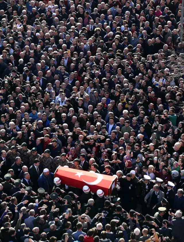 Şehit Uzman Çavuş Tuncer son yolculuğuna uğurlandı Şehit Uzman Çavuş Tuncer son yolculuğuna uğurlandı