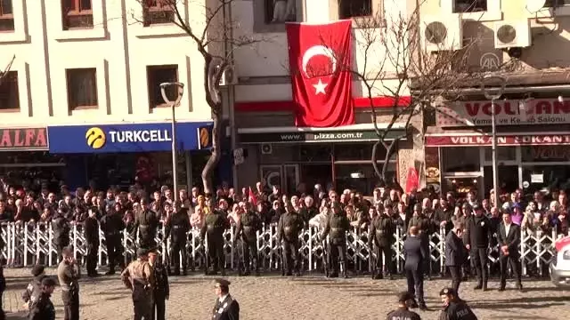 Şehit Uzman Çavuş Tuncer, son yolculuğuna uğurlandı (2) Şehit Uzman Çavuş Tuncer, son yolculuğuna uğurlandı (2)