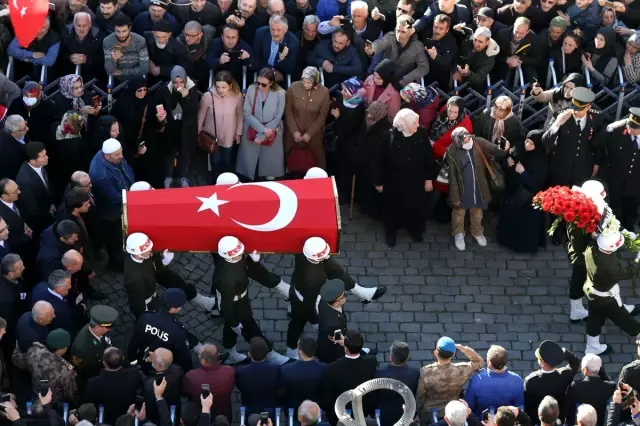 Şehit Uzman Çavuş Tuncer son yolculuğuna uğurlandı Şehit Uzman Çavuş Tuncer son yolculuğuna uğurlandı
