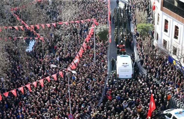 Şehit Uzman Çavuş Tuncer son yolculuğuna uğurlandı Şehit Uzman Çavuş Tuncer son yolculuğuna uğurlandı