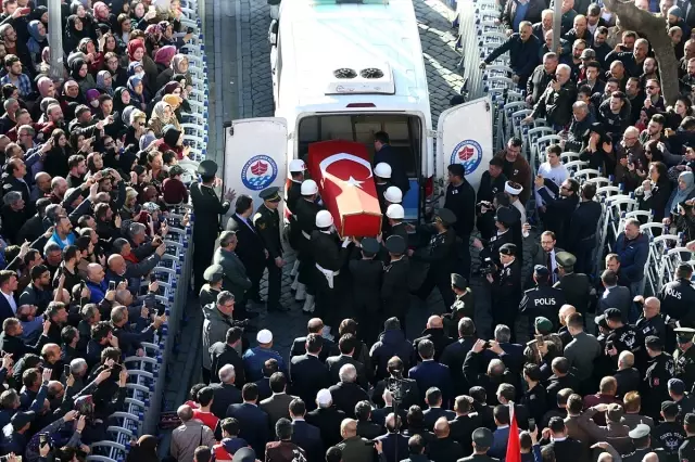 Şehit Uzman Çavuş Tuncer son yolculuğuna uğurlandı Şehit Uzman Çavuş Tuncer son yolculuğuna uğurlandı