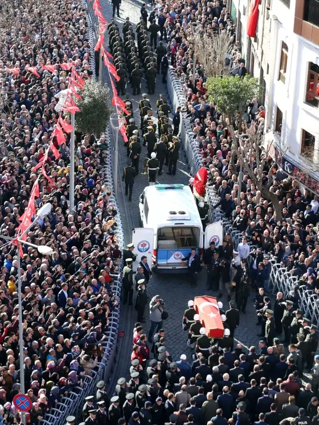 Şehit Uzman Çavuş Tuncer son yolculuğuna uğurlandı Şehit Uzman Çavuş Tuncer son yolculuğuna uğurlandı