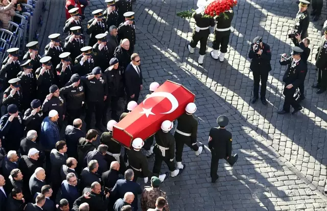 Şehit Uzman Çavuş Tuncer son yolculuğuna uğurlandı Şehit Uzman Çavuş Tuncer son yolculuğuna uğurlandı