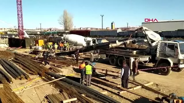 Sivas üzerine vinç kolu düşen işçi ağır yaralandı Sivas üzerine vinç kolu düşen işçi ağır yaralandı