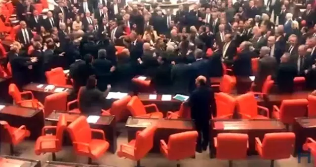 TBMM'de İdlib oturumunda yumruklu kavga! AK Parti ve CHP'li vekiller birbirine girdi TBMM'de İdlib oturumunda yumruklu kavga! AK Parti ve CHP'li vekiller birbirine girdi
