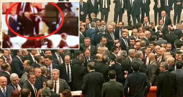 TBMM'deki kavganın ateşlendiği an! Engin Özkoç'a böyle yumruk atıldı TBMM'deki kavganın ateşlendiği an! Engin Özkoç'a böyle yumruk atıldı