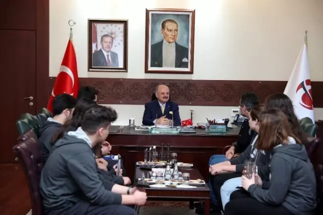 Vali Çakacak, Gelişim Okulları robot takımı öğrencilerini kabul etti