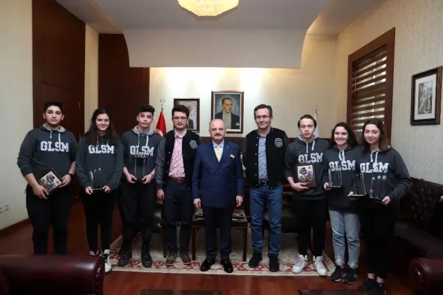 Vali Çakacak, Gelişim Okulları robot takımı öğrencilerini kabul etti