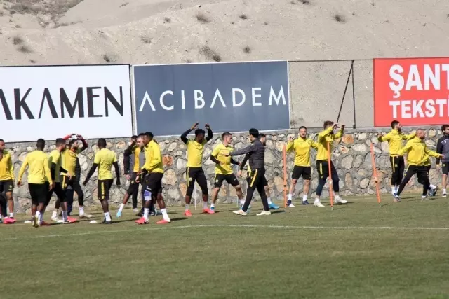 Yeni Malatyaspor'da Hikmet Karaman ilk antrenmanına çıktı Yeni Malatyaspor'da Hikmet Karaman ilk antrenmanına çıktı
