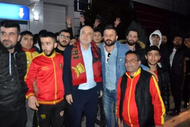 Yeni Malatyaspor taraftarından Hikmet Karaman'a coşkulu karşılama Yeni Malatyaspor taraftarından Hikmet Karaman'a coşkulu karşılama