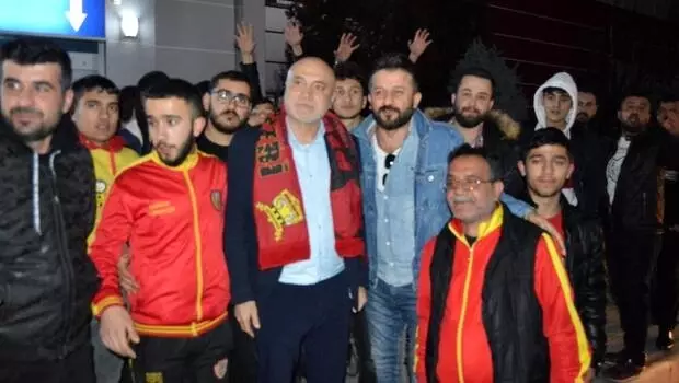 Yeni Malatyaspor taraftarından Hikmet Karaman'a coşkulu karşılama Yeni Malatyaspor taraftarından Hikmet Karaman'a coşkulu karşılama