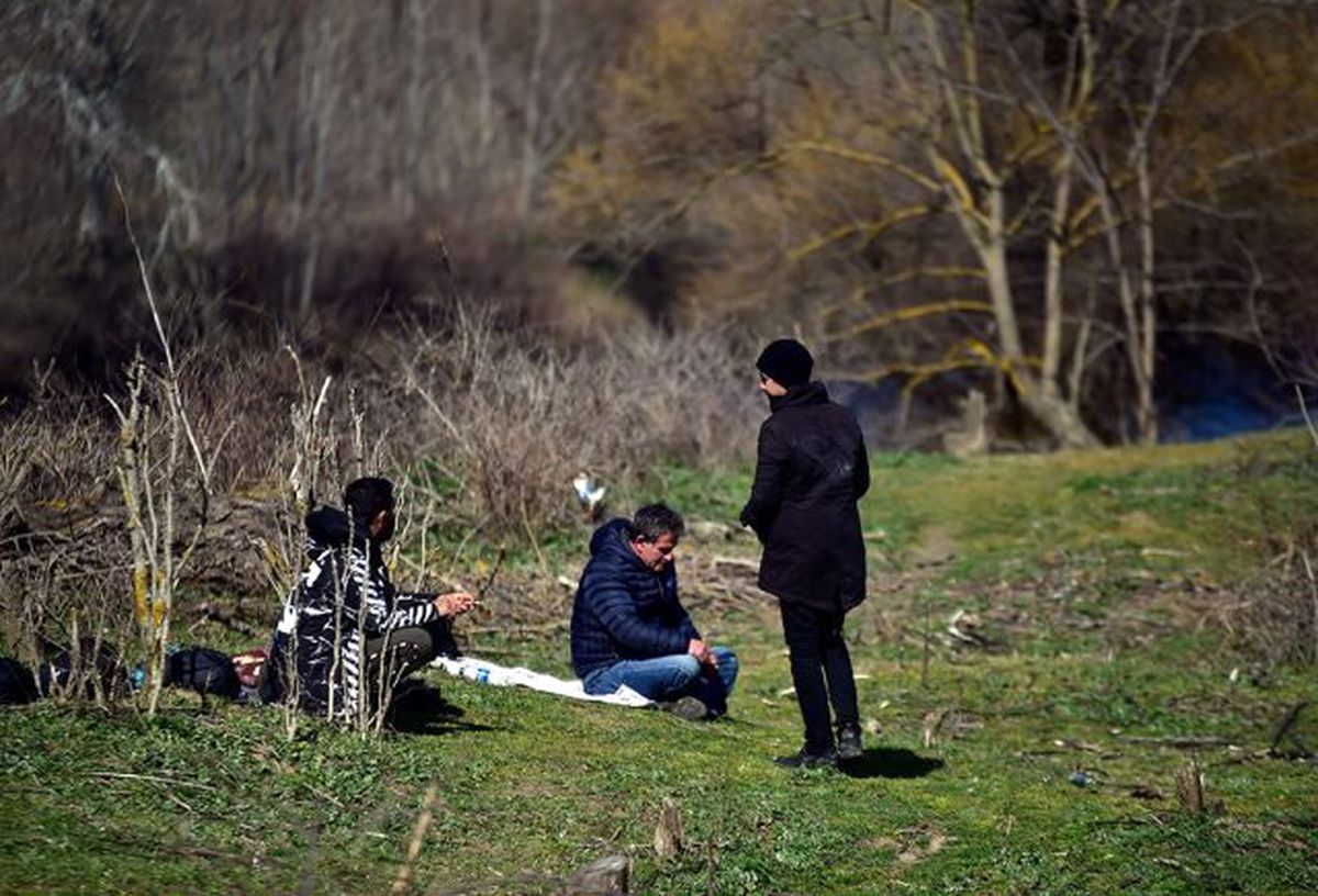 Yunanlar, üzerinde Türk bayrağı baskılı tişört bulunan mülteciyi darp etti