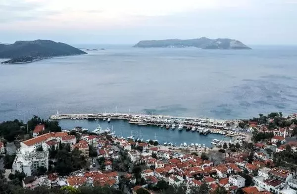 Yunanistan'dan Meis'e asker ve hücumbot takviyesi