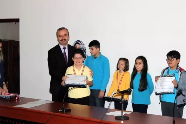Zeka oyunları turnuvasında başarılı öğrenciler ödüllendirildi Zeka oyunları turnuvasında başarılı öğrenciler ödüllendirildi