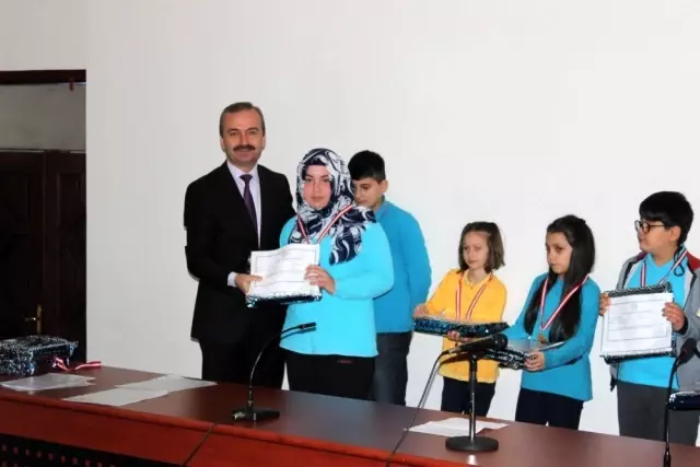 Zeka oyunları turnuvasında başarılı öğrenciler ödüllendirildi Zeka oyunları turnuvasında başarılı öğrenciler ödüllendirildi