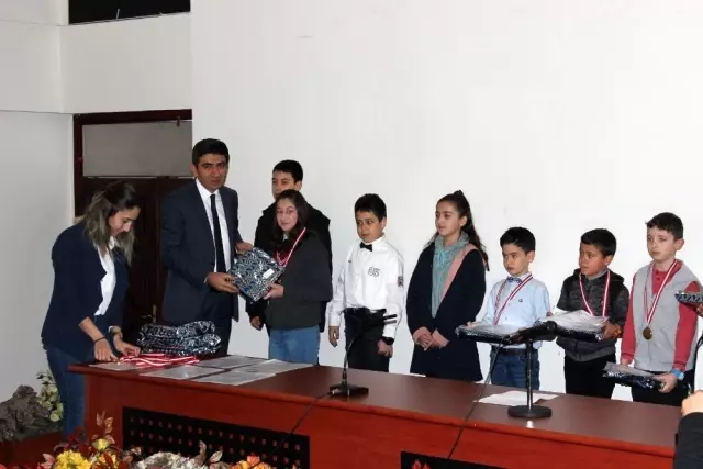 Zeka oyunları turnuvasında başarılı öğrenciler ödüllendirildi Zeka oyunları turnuvasında başarılı öğrenciler ödüllendirildi