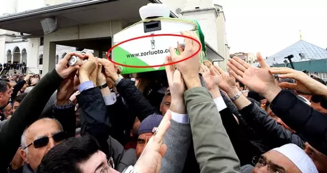 15 Temmuz'da ilk selayı okuyan İsmail Coşar'ın tabutundaki 'Reklam' detayı tepki çekti 15 Temmuz'da ilk selayı okuyan İsmail Coşar'ın tabutundaki 'Reklam' detayı tepki çekti