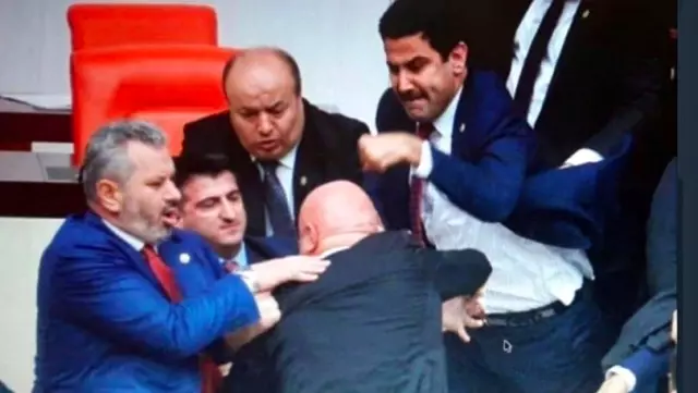 AK Partili vekilin eli, CHP'li Engin Özkoç'a attığı yumruk nedeniyle üç yerden kırıldı AK Partili vekilin eli, CHP'li Engin Özkoç'a attığı yumruk nedeniyle üç yerden kırıldı