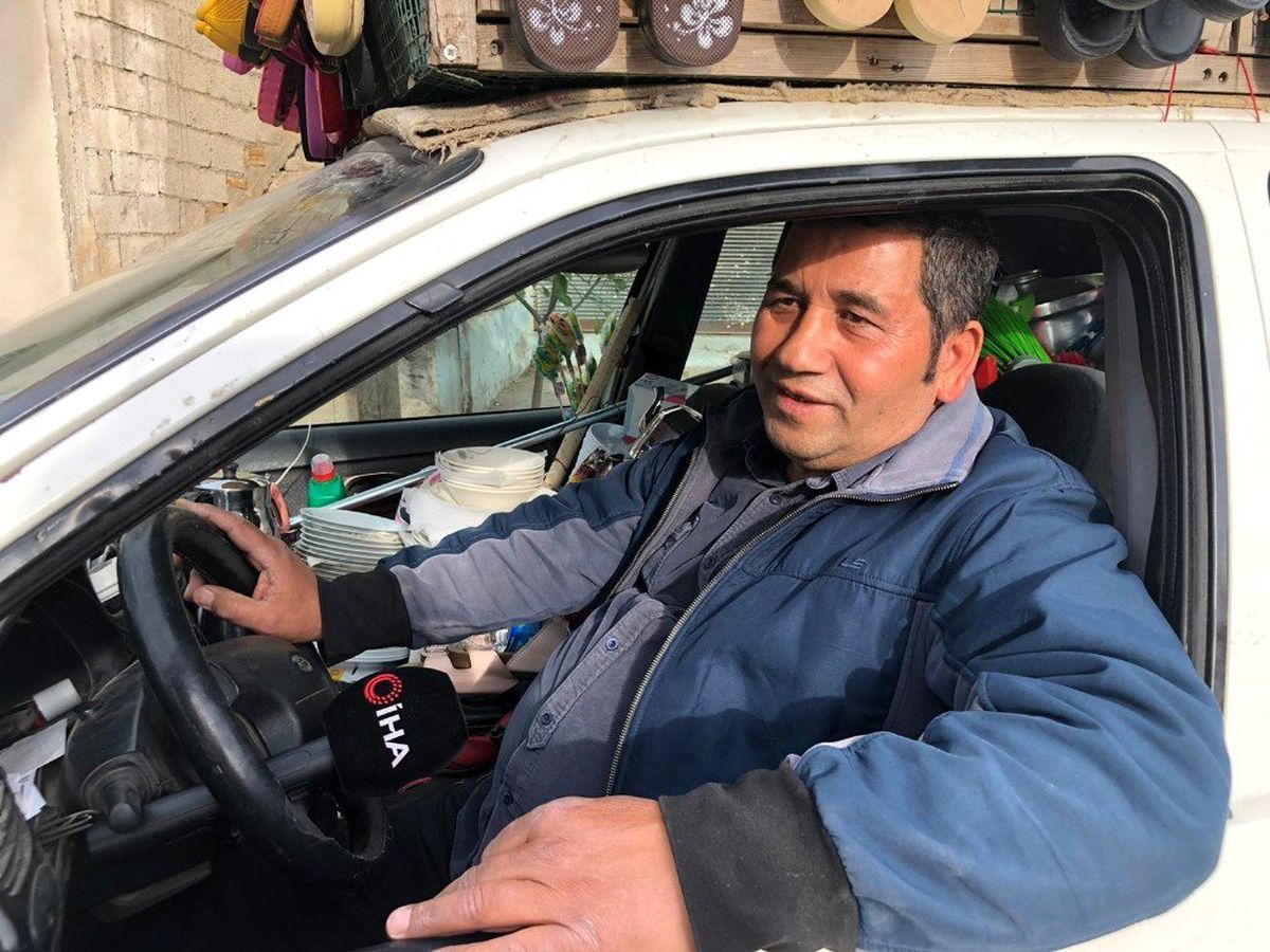 Arkadaşı tarafından dolandırılan emekli memur, borcunu ödemek için aracını züccaciye dükkanına çevirdi