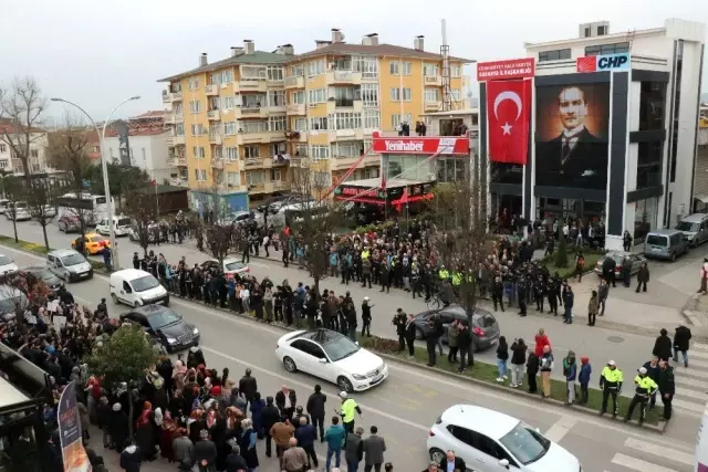 CHP Sakarya il binası önünde protesto: 1 gözaltı CHP Sakarya il binası önünde protesto: 1 gözaltı