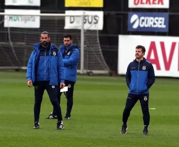 Emre Belözoğlu'ndan hem saha içi, hem de saha dışı destek Emre Belözoğlu'ndan hem saha içi, hem de saha dışı destek