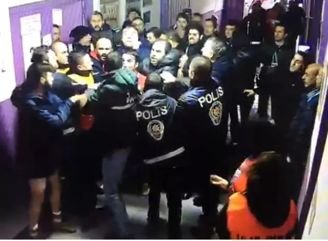 Futbolcu ve polis arasında yaşanan gerginlik güvenlik kamerasına yansıdı