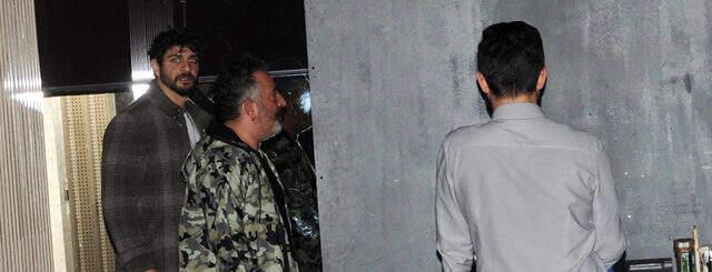 Gazetecilere görüntü vermek istemeyen Cem Yılmaz ve Serenay Sarıkaya, mekanın mal kabul kapısından çıktı.