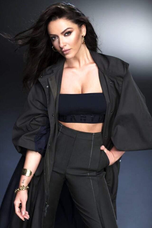 Hadise mültecilerin yaşadığı insanlık dramına isyan etti: İçim parçalanıyor