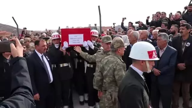 İdlib şehidi Uzman Onbaşı Ragıp Soylu Coşkun, son yolculuğuna uğurlandı İdlib şehidi Uzman Onbaşı Ragıp Soylu Coşkun, son yolculuğuna uğurlandı