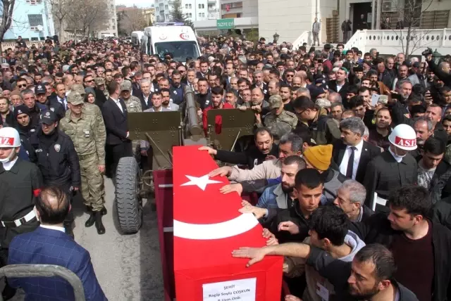 İdlib şehidini son yolculuğuna binler uğurladı İdlib şehidini son yolculuğuna binler uğurladı