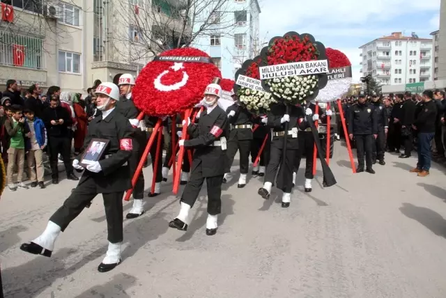 İdlib şehidini son yolculuğuna binler uğurladı İdlib şehidini son yolculuğuna binler uğurladı