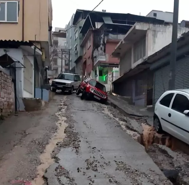 İzmir'de araçlar sağanak yağmurda oluşan çukura düştü