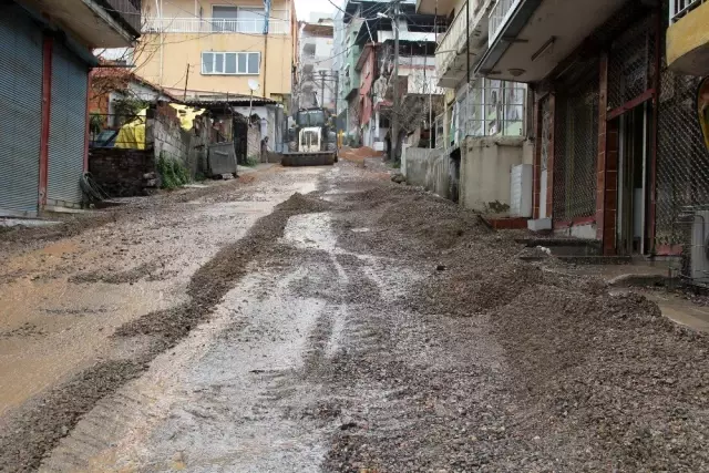 İzmir'de araçlar sağanak yağmurda oluşan çukura düştü