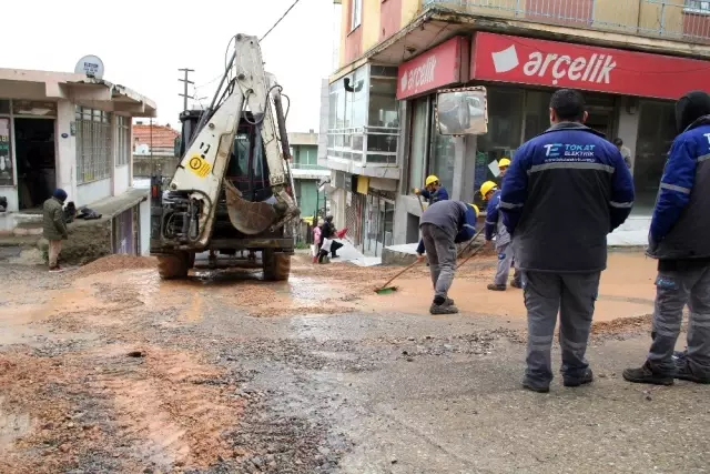 İzmir'de araçlar sağanak yağmurda oluşan çukura düştü