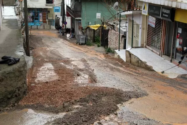 İzmir'de araçlar sağanak yağmurda oluşan çukura düştü