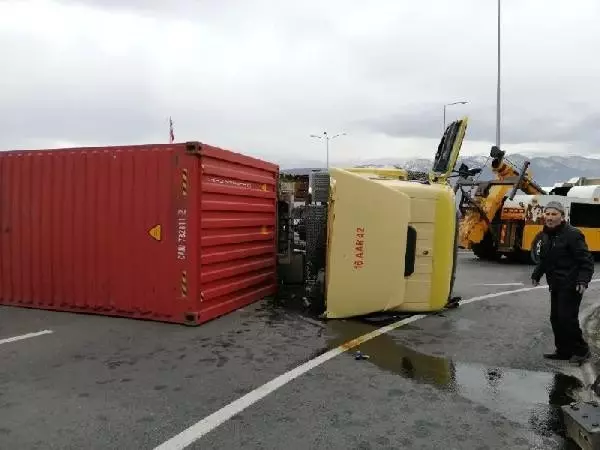 Kavşakta TIR devrildi; sürücü yaralandı, yol 3 saat ulaşıma kapandı Kavşakta TIR devrildi; sürücü yaralandı, yol 3 saat ulaşıma kapandı