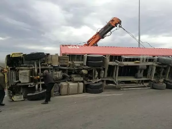 Kavşakta TIR devrildi; sürücü yaralandı, yol 3 saat ulaşıma kapandı Kavşakta TIR devrildi; sürücü yaralandı, yol 3 saat ulaşıma kapandı