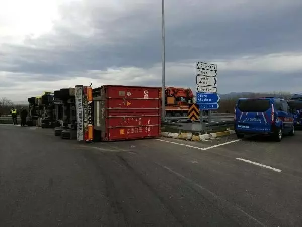 Kavşakta TIR devrildi; sürücü yaralandı, yol 3 saat ulaşıma kapandı Kavşakta TIR devrildi; sürücü yaralandı, yol 3 saat ulaşıma kapandı