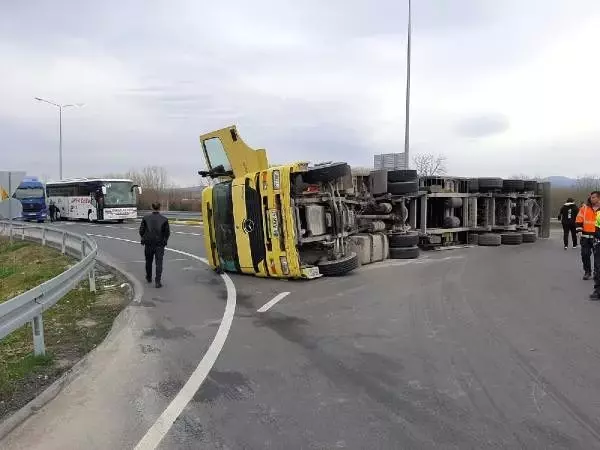 Kavşakta TIR devrildi; sürücü yaralandı, yol 3 saat ulaşıma kapandı Kavşakta TIR devrildi; sürücü yaralandı, yol 3 saat ulaşıma kapandı