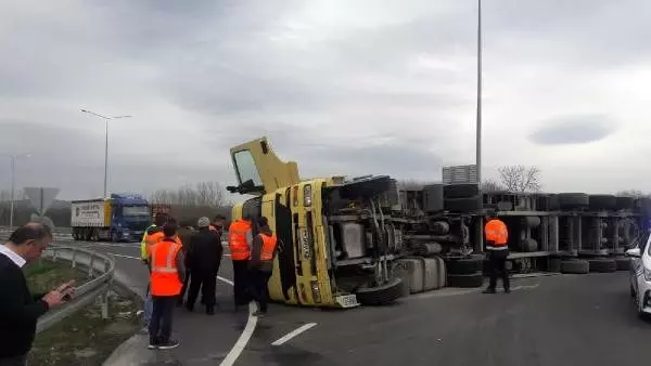 Kavşakta TIR devrildi; sürücü yaralandı, yol 3 saat ulaşıma kapandı Kavşakta TIR devrildi; sürücü yaralandı, yol 3 saat ulaşıma kapandı