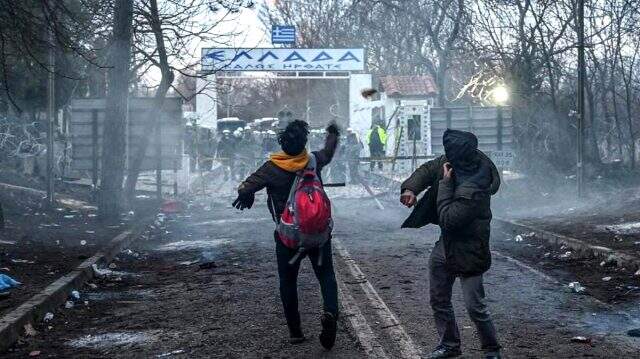 Mültecilerin geçişine izin vermeyen Yunan polisinin gaz bombası ve kimyasal stoku tükenme noktasına geldi