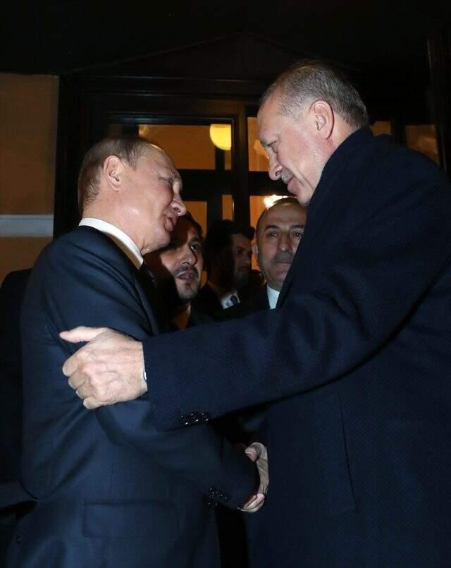 Putin, basın toplantısının ardından Cumhurbaşkanı Erdoğan'ı kapıya kadar uğurladı.
