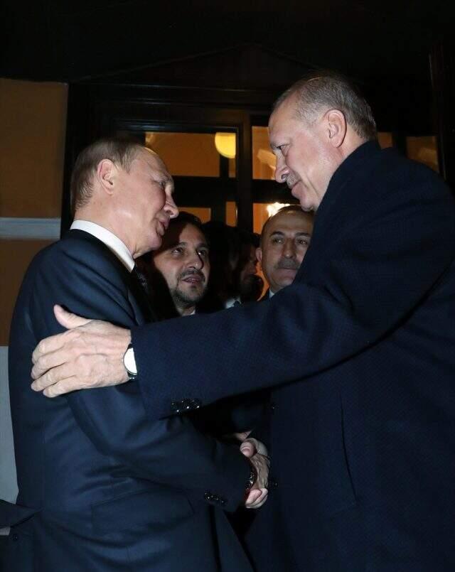 Putin, basın toplantısının ardından Cumhurbaşkanı Erdoğan'ı kapıya kadar uğurladı.