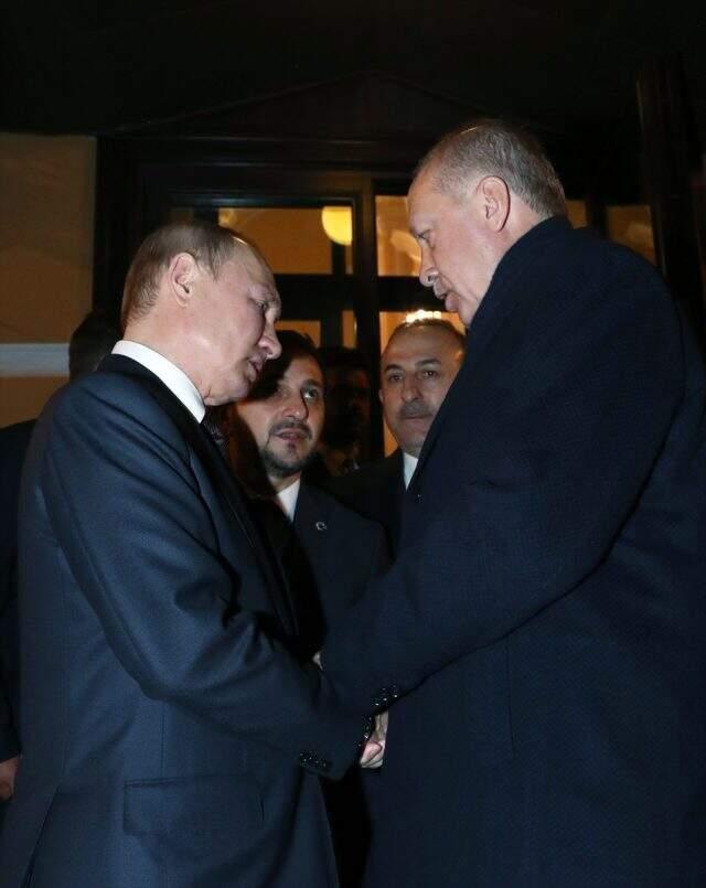 Putin, basın toplantısının ardından Cumhurbaşkanı Erdoğan'ı kapıya kadar uğurladı.