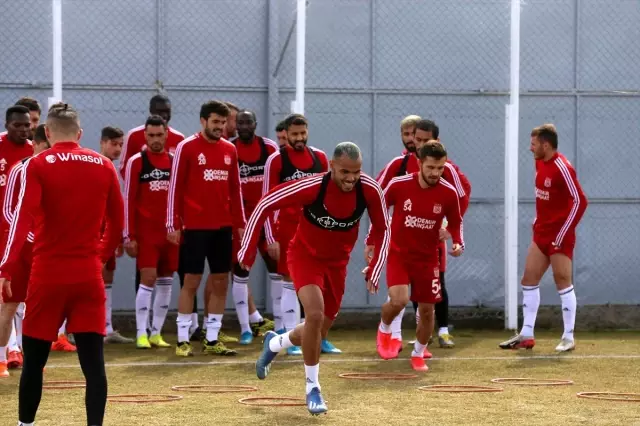 Rıza Çalımbay, bazı futbolcularının Galatasaray ile anılmasını değerlendirdi Rıza Çalımbay, bazı futbolcularının Galatasaray ile anılmasını değerlendirdi
