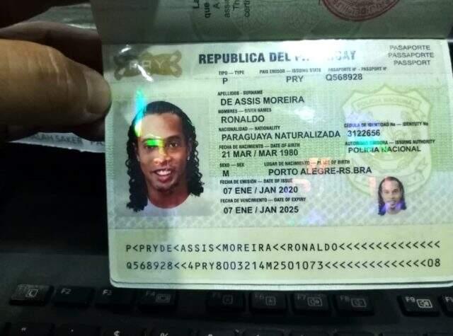 Ronaldinho, sahte pasaport iddiası nedeniyle gözaltına alındı