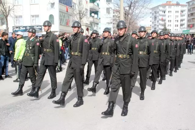 Şehit olmak kalbime doğuyor diyen İdlib şehidini son yolculuğuna binler uğurladı